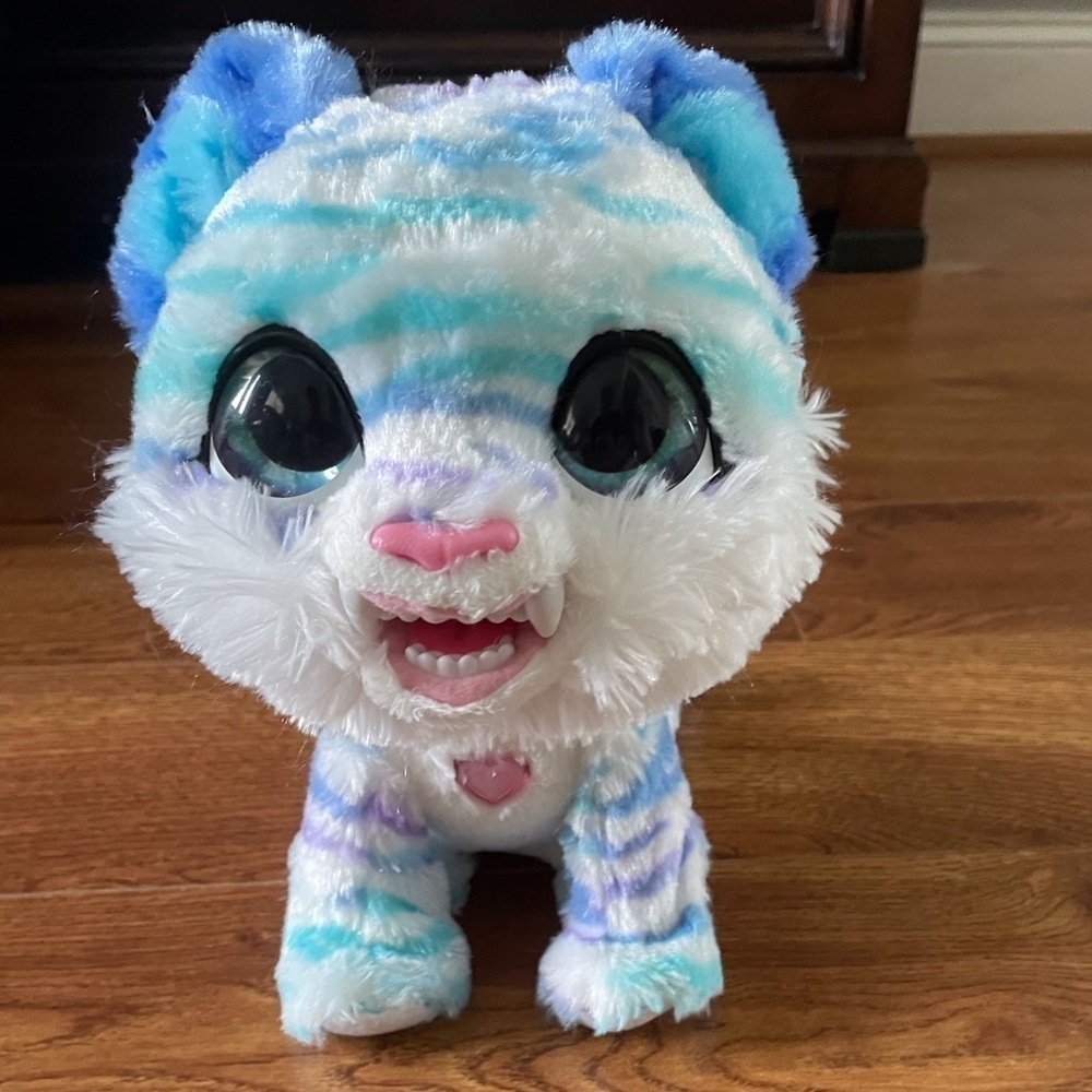 A Live snow tiger motion plush